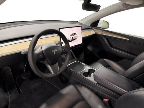 Certified 2023 Tesla Model Y AWD image 9