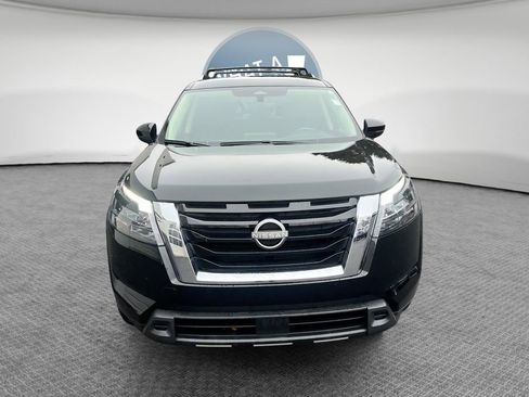 Used 2024 Nissan Pathfinder SV image 2