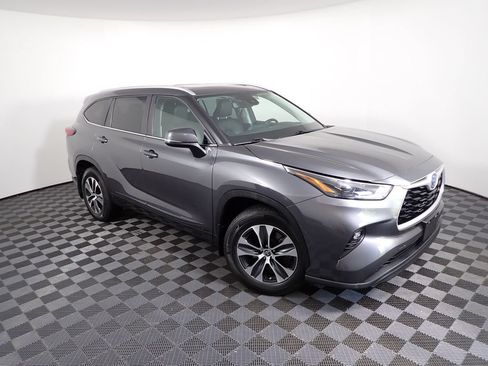 Used 2023 Toyota Highlander XLE AWD/4WD image 9