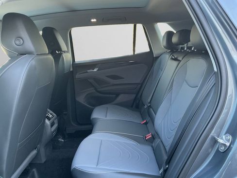 New 2025 Volkswagen Tiguan SE image 13