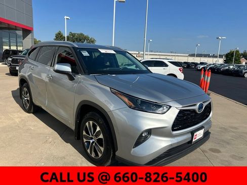 Used 2022 Toyota Highlander XLE AWD/4WD image 4
