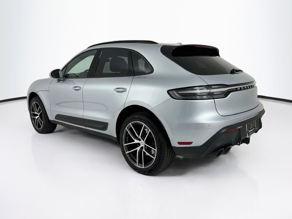 Certified 2025 Porsche Macan AWD/4WD image 3
