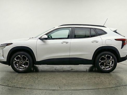 Used 2025 Chevrolet Trax LT w/ LT Convenience Package FWD image 5