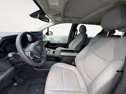 Used 2025 Toyota Sienna XLE image 9
