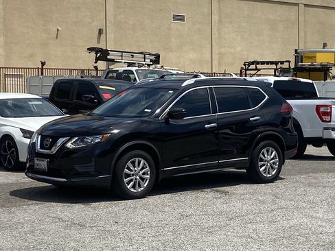 Used 2019 Nissan Rogue SV FWD image 2