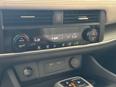 Used 2025 Nissan Rogue SV FWD image 40