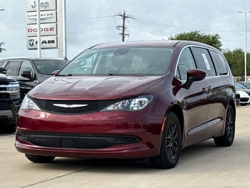 Used 2023 Chrysler Voyager LX FWD image 3