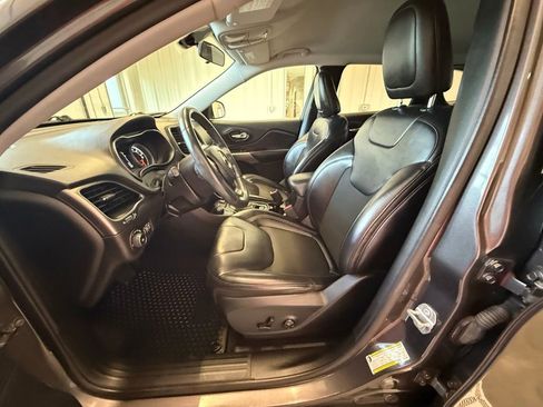 Used 2019 Jeep Cherokee Latitude Plus w/ Cold Weather Group image 18