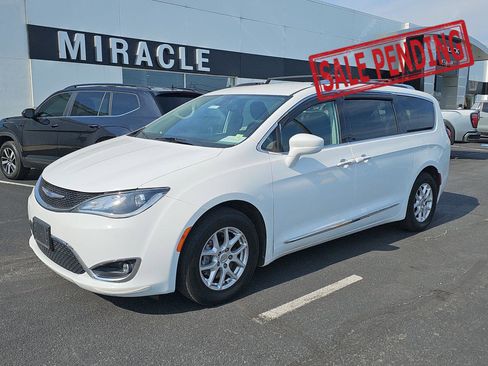 Used 2020 Chrysler Pacifica Touring-L FWD image 1