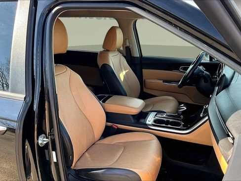 Used 2022 Kia Carnival EX image 31