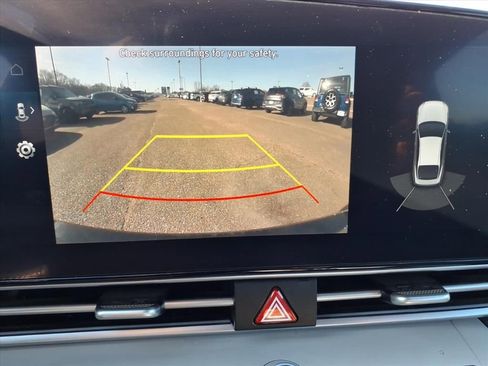 Used 2023 Hyundai Elantra Limited image 28