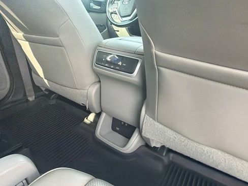 Used 2018 Toyota Highlander Limited AWD/4WD image 14