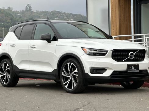 Used 2019 Volvo XC40 T4 R-Design image 9