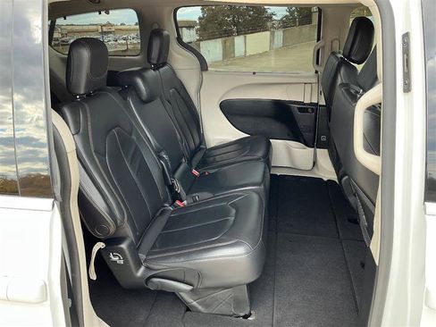 Used 2017 Chrysler Pacifica Touring-L w/ Tire & Wheel Group image 33