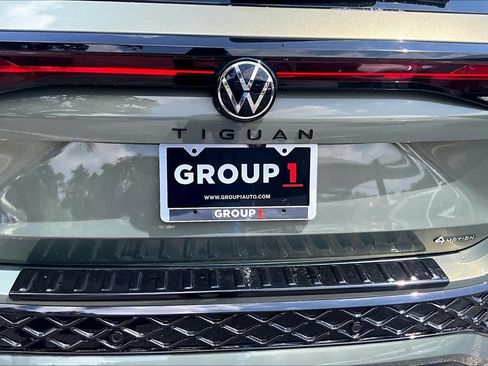 Certified 2025 Volkswagen Tiguan SE R-Line AWD/4WD image 33