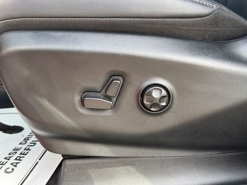 Used 2025 Chrysler Voyager LX FWD image 25