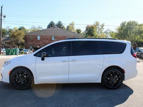 Used 2023 Chrysler Pacifica Limited w/ S Appearance Package image 5