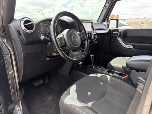 Used 2018 Jeep Wrangler Unlimited Sahara AWD/4WD image 9