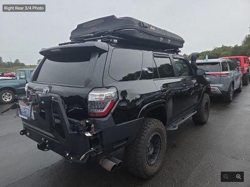 Used 2018 Toyota 4Runner TRD Off-Road Premium AWD/4WD image 4