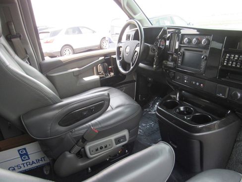 Used 2018 GMC Savana 2500 Extended w/ Enhanced Convenience Package image 5