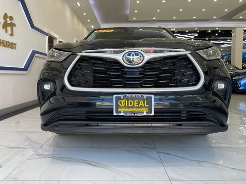 Used 2021 Toyota Highlander XLE AWD/4WD image 3