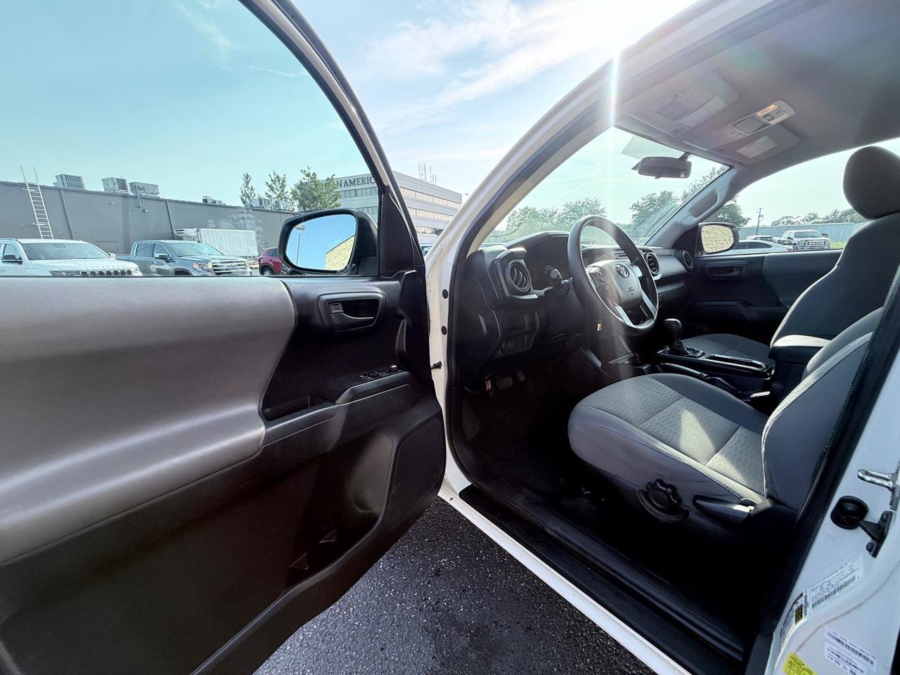 Used 2017 Toyota Tacoma SR AWD/4WD image 9