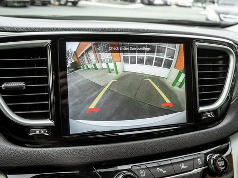Used 2023 Chrysler Pacifica Touring-L FWD image 10