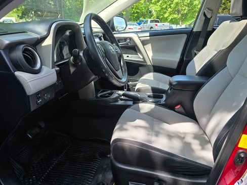 Used 2018 Toyota RAV4 XLE AWD/4WD image 15