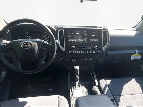 Used 2025 Nissan Frontier SV image 7
