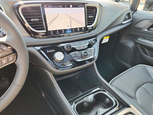 Used 2027 Chrysler Pacifica Limited FWD image 30
