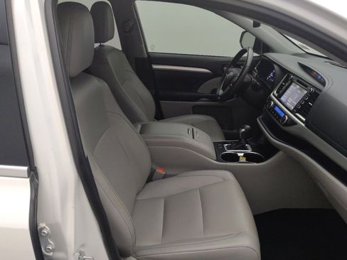 Used 2019 Toyota Highlander XLE FWD image 21