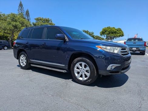 Used 2012 Toyota Highlander SE w/ Tow Pkg FWD image 2