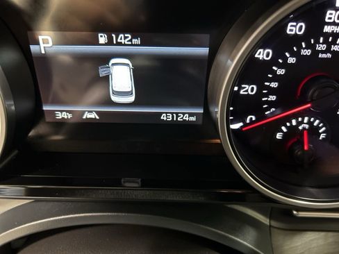 Used 2023 Kia Carnival EX image 17