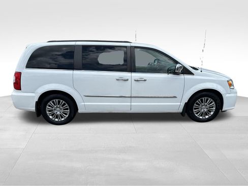 Used 2016 Chrysler Town & Country Touring-L FWD image 4