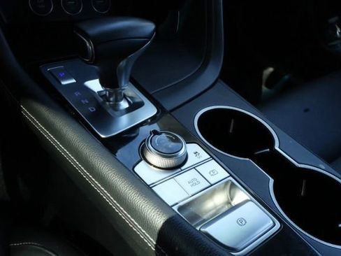 Used 2023 Genesis G70 2.0T image 5