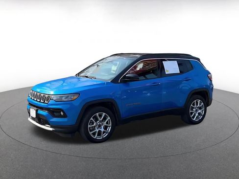 Used 2025 Jeep Compass Limited image 8