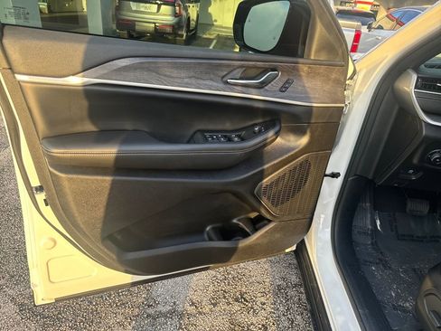 Used 2024 Jeep Grand Cherokee Limited image 10