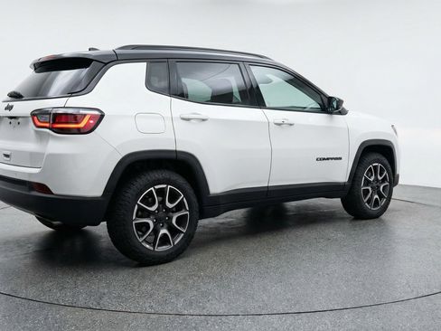 Used 2025 Jeep Compass Trailhawk image 9