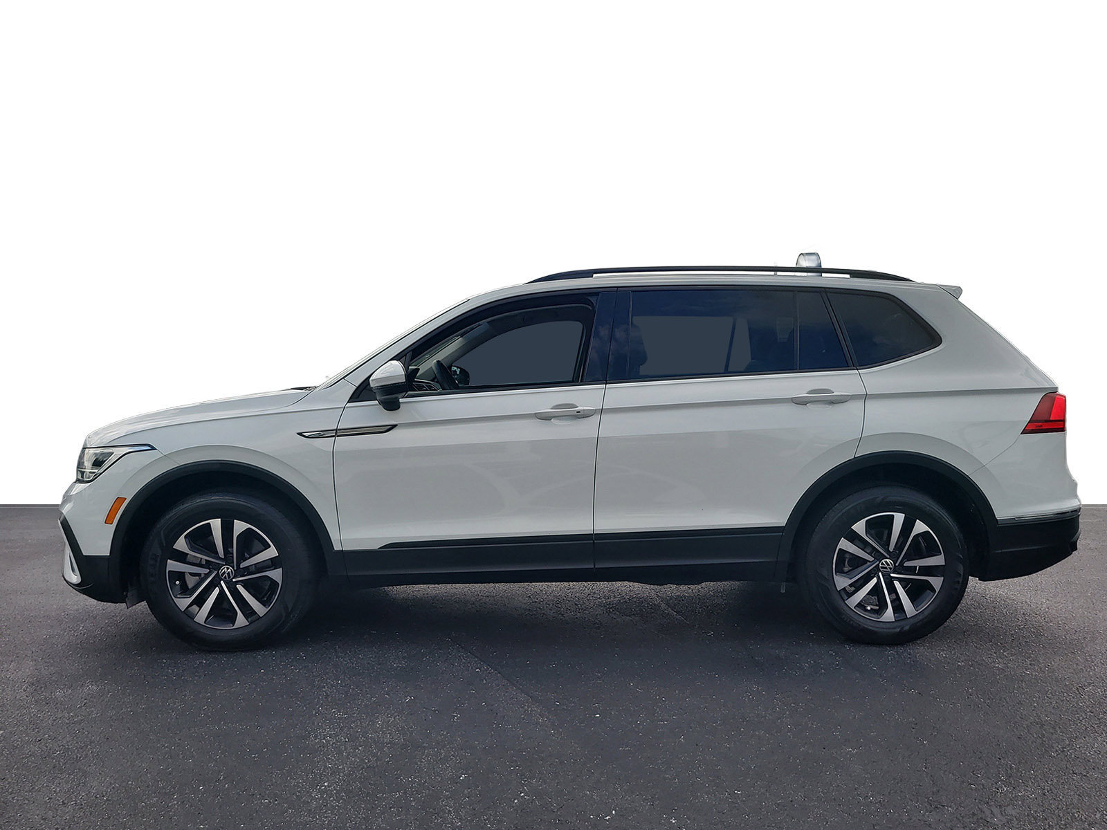 Used 2023 Volkswagen Tiguan S w/ Driver Assistance Package FWD image 5
