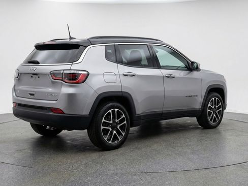 Used 2025 Jeep Compass Trailhawk image 9