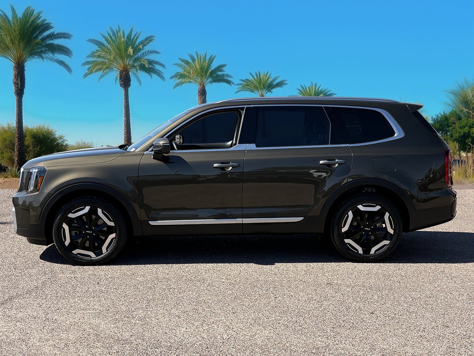 Used 2025 Kia Telluride S FWD image 2
