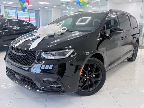 Used 2025 Chrysler Pacifica Limited FWD image 1