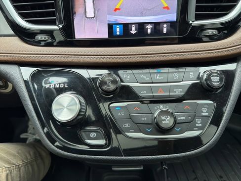 Used 2018 Chrysler Pacifica Limited w/ Tire & Wheel Group image 19