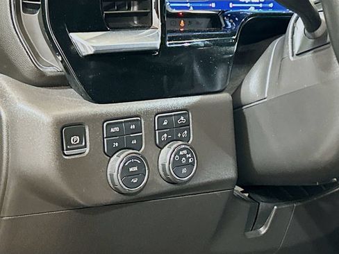 Used 2025 Chevrolet Silverado 1500 LT Trail Boss w/ LT Trail Boss Premium Package AWD/4WD image 8