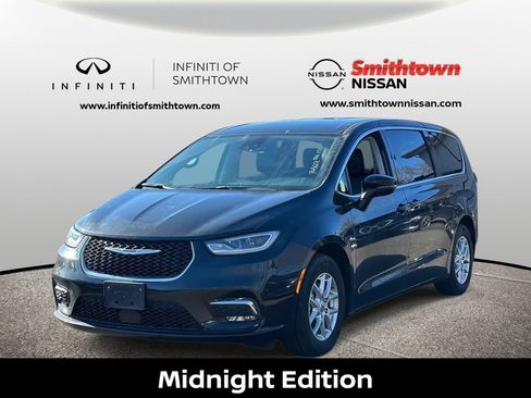 Used 2023 Chrysler Pacifica Touring-L image 2