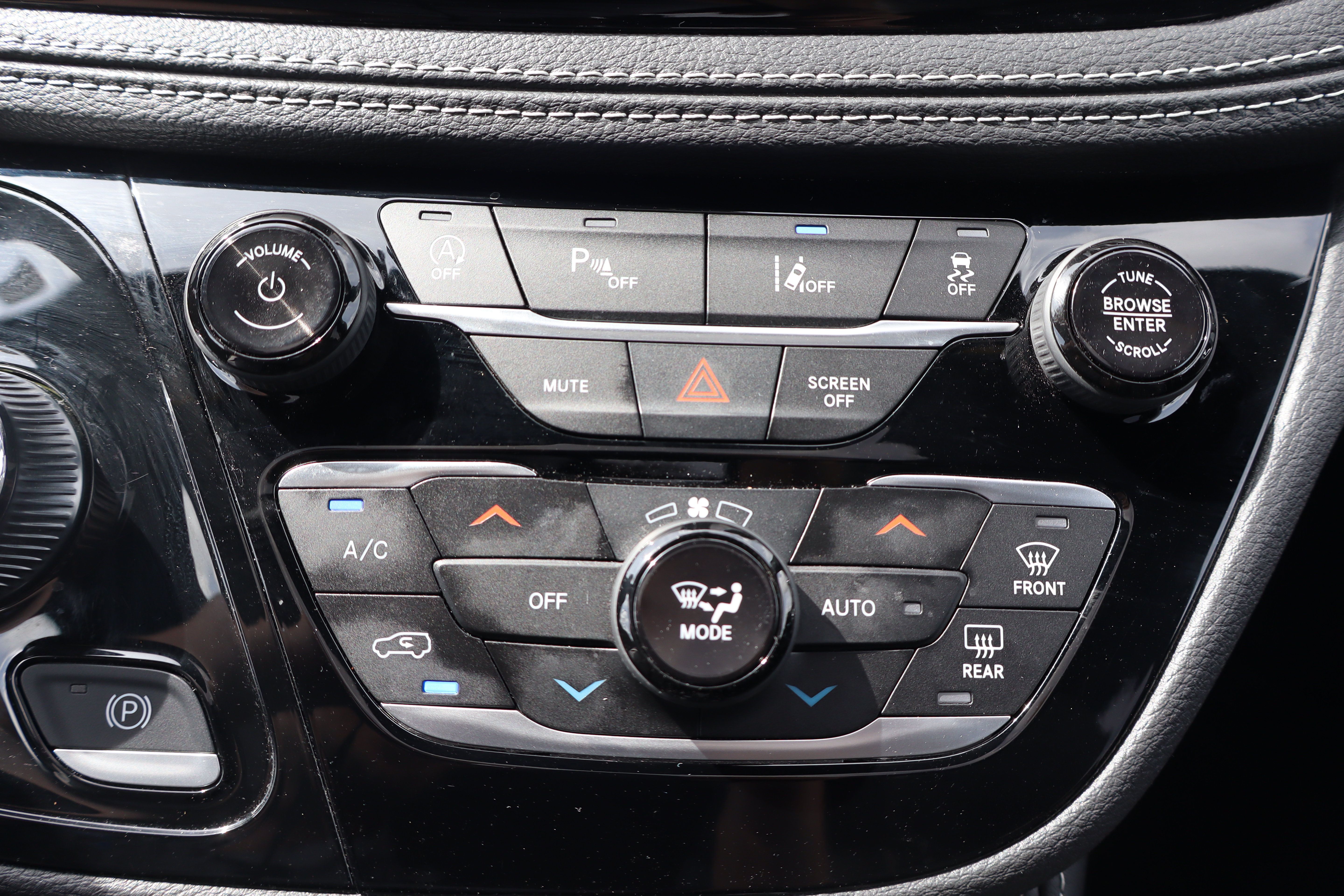 Used 2026 Chrysler Pacifica Limited FWD image 26