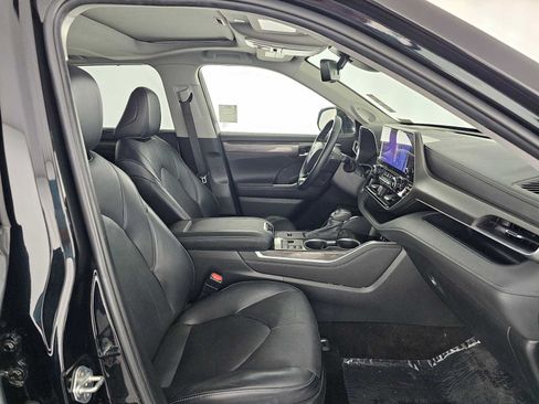 Used 2023 Toyota Highlander Limited FWD image 19