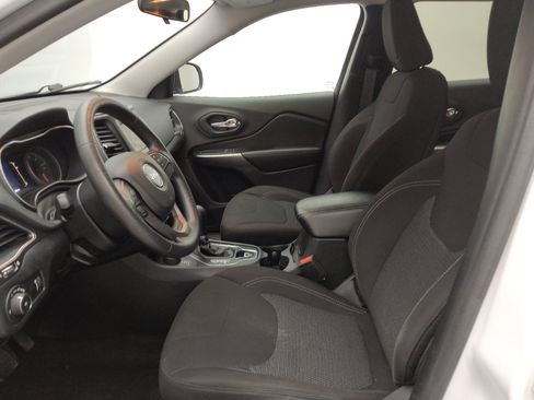 Used 2019 Jeep Cherokee Latitude w/ Popular Appearance Group AWD/4WD image 17