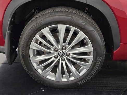 Used 2023 Toyota Highlander Platinum image 10