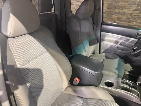 Used 2013 Toyota Tacoma 4x4 Access Cab V6 w/ TRD Sport Pkg image 2